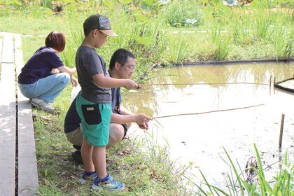 福島潟で釣りを楽しむ親子