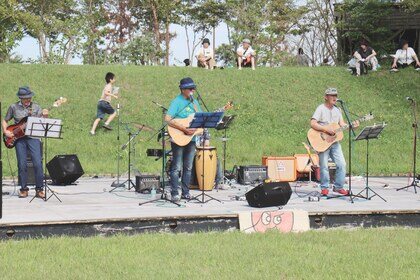 福島潟の屋外ステージで演奏するバンド