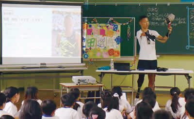 木崎小学校での池田樹生選手による特別授業の様子