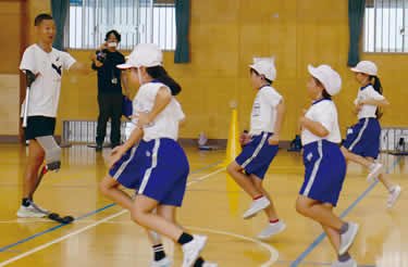木崎小学校で児童が体を動かして学ぶ様子