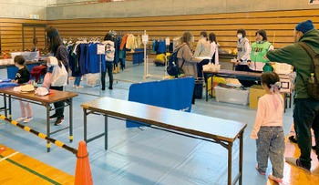 こどもスポーツ用品おさがり市の様子