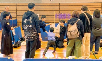 スポーツ体験ラリーに参加するこどもたち