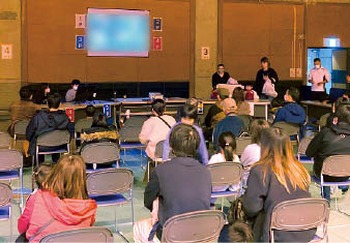 中体育室でのeスポーツ体験の様子