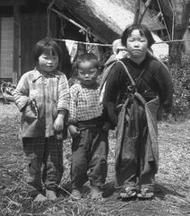 子守りをする子供