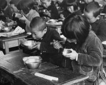 給食を食べる児童