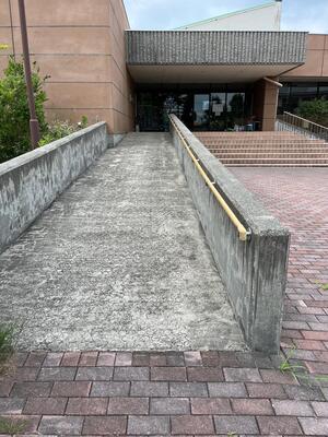 エントランスに設けたスロープ