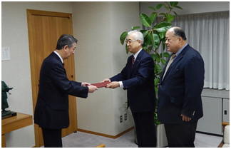 丸田座長、山崎座長代理が市長へ提出しました。
