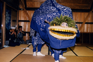 賀茂神社に奉納されるサンバイシ神楽