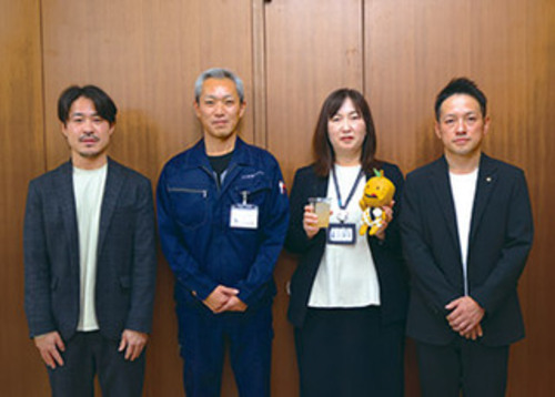 左から、梨農家の堀川さん、農商工連携協議会会長の横山さん、坂井区長、発案・製造者の小林さん。4人が並んでいて、坂井区長はボスリバーサワーを持っています。