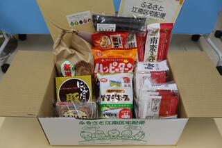 お米、カレー、お菓子などを段ボールに詰めて発送しました
