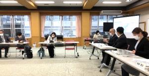 学校保健委員会で養護教諭による授業について報告する様子