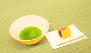 お茶とお菓子の写真