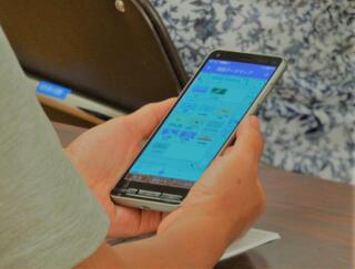 スマートフォンを操作する様子