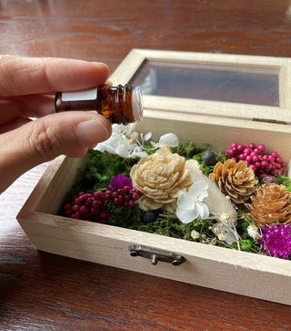 精油で香りをつけたドライフラワーボックス