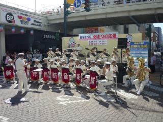 屋外での演奏風景写真