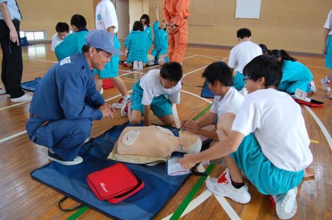 消防団員のジュニアレスキュー指導