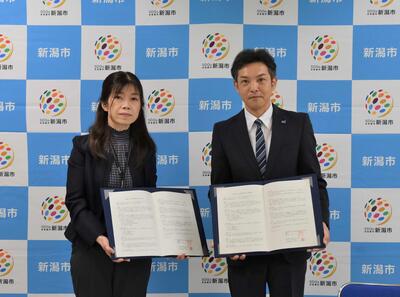 サクラパックス株式会社との協定書交換式写真