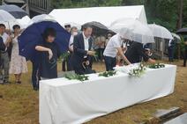 令和7年度平和祈念碑献花式の様子（参列者献花）