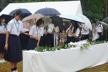 令和7年度平和祈念碑献花式の様子（参列者献花）