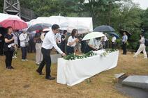 令和7年度平和祈念碑献花式の様子（参列者献花）