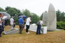 令和7年度平和祈念碑献花式の様子（参列者献花）