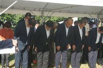 令和8年度平和祈念碑献花式の様子（黙とう）