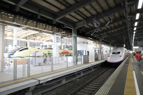 新幹線と在来線の「のりかえホーム」の写真