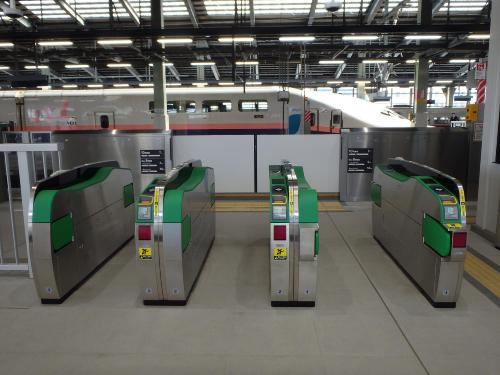 新幹線と在来線の乗換改札の写真