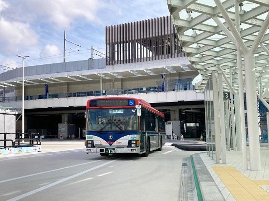 新しい新潟駅バスターミナルとバス