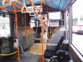 岐阜市内で運行されている連節バス「清流ライナー」の車内の写真