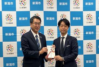 贈呈式の様子の写真