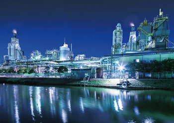 地域活動では通船川清掃や、工場夜景ツアー受け入れなどに取り組んでいます