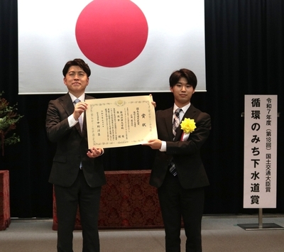 表彰状の授与　国土交通大臣と受賞者代表