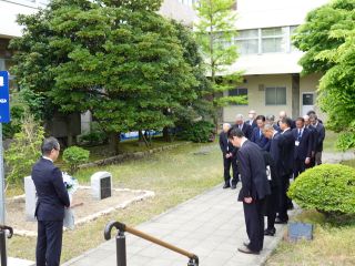 黙とうの様子(5月8日)