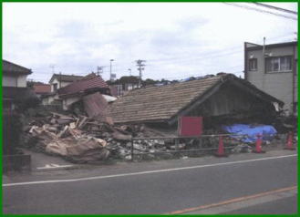 地震により倒壊した家屋