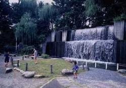 青山水道遊園－豪快な滝