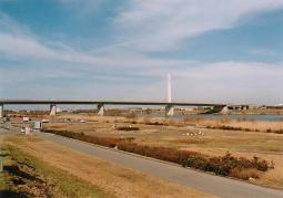 山田河川敷公園－「ときめき橋」と公園