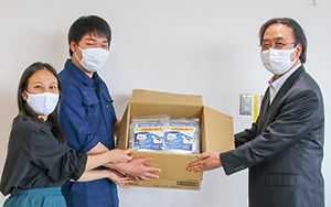 橋本貿易さんが区長にマスクを寄付している写真