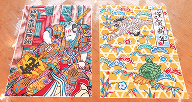 武者絵と鶴亀の2つの凧の写真