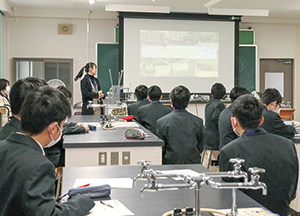 地域で発信活動をしているゲストの話を聞いている写真