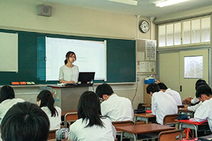 自分の仕事内容ついてゲストから話を聞いている写真