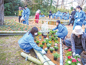 味方中学校の生徒たちが笹川邸ガーデンを整備している写真