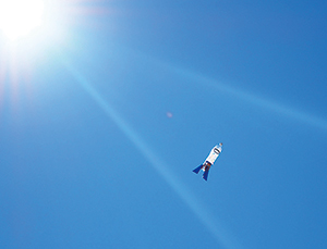 ペットボトルロケットが空に飛んでいる写真