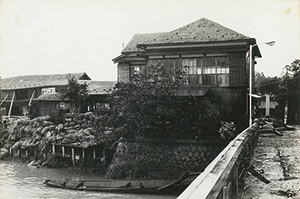 旧富月橋から見た、米俵の積んである食堂六太郎の裏側の写真