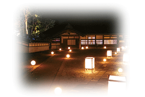 灯りの灯った球体と凧灯ろうが飾られた笹川邸玄関前の写真