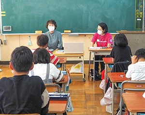 日々の生活について子どもたちに話をする板谷さんの写真