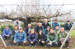 作業をした人たちの集合写真