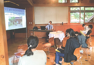 講師が操作し、スクリーンに映し出された映像を見ながら笹川邸について学ぶ子供たち