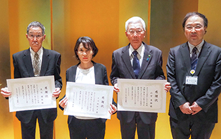 南区感謝状を受け取った3人（尾竹さん、荒川さん、山宮さん）と五十嵐区長の集合写真