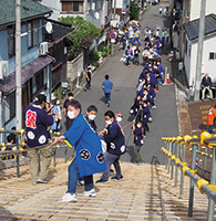 引き手同士が間隔を保って凧綱を引く様子の写真